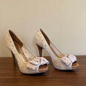 Christian Siriano Cream Lace Bow Peep-Toe Heels